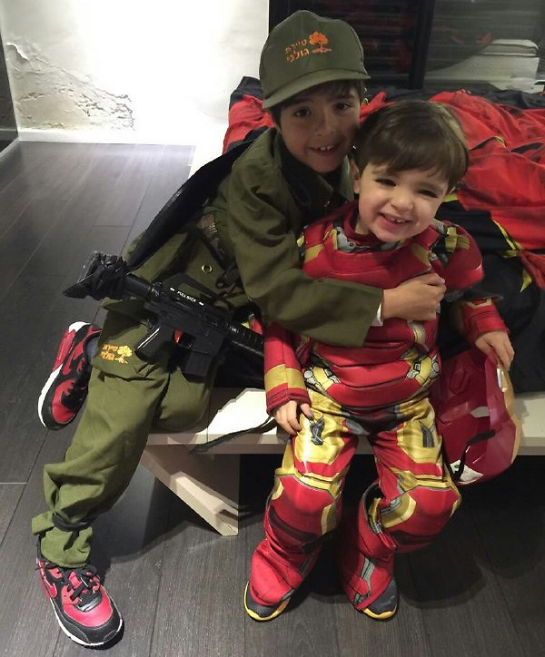 חייל גולני ואיירון מן למשפחת בן שמעון (צילום: פרטי)