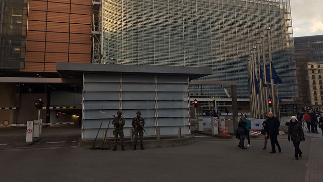 אבטחה גבוהה במטה האיחוד האירופי בבריסל, הסמוך לתחנה שבה בוצע הפיגוע (צילום: יניב חלילי) (צילום: יניב חלילי)