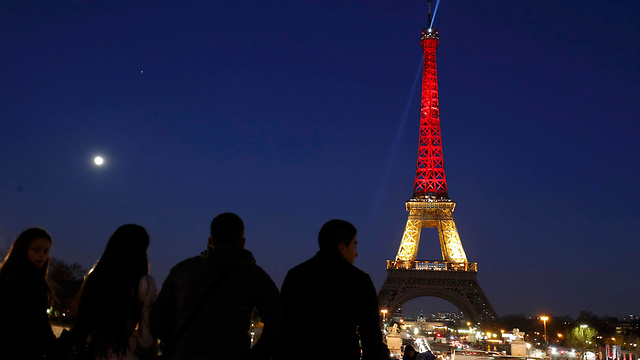 מגדל אייפל בפריז נצבע בצבע דגל בלגיה (צילום: רויטרס) (צילום: רויטרס)
