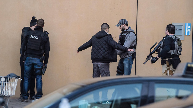 מעצר חשודים בבריסל (צילום: AP) (צילום: AP)