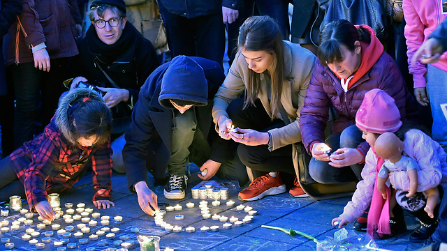 נרות ופרחים לזכר ההרוגים (צילום: AP) (צילום: AP)