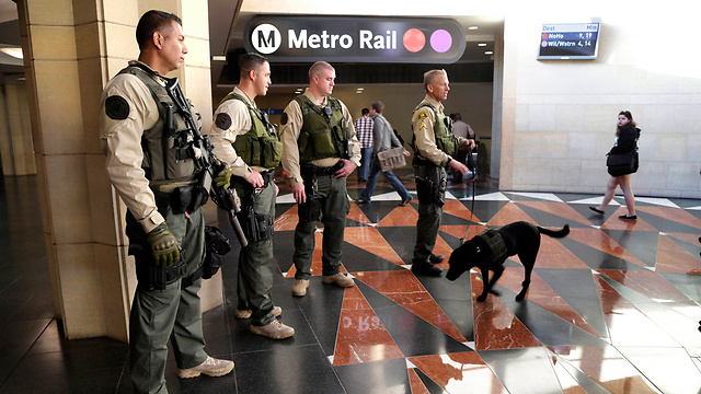 אבטחה מוגברת בלוס אנג'לס אחרי הפיגועים בבריסל (צילום: AP) (צילום: AP)