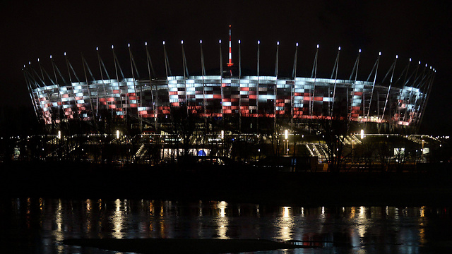 המילה "בריסל" מתנוססת על האצטדיון בוורשה (צילום: EPA) (צילום: EPA)