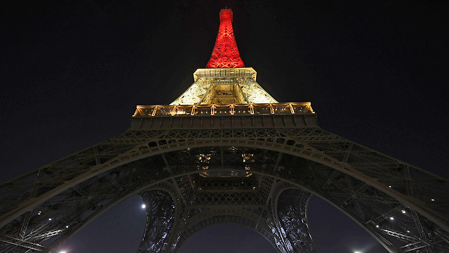 המגדל מואר בצבעי דגל בלגיה, בשבוע שעבר (צילום: AFP) (צילום: AFP)