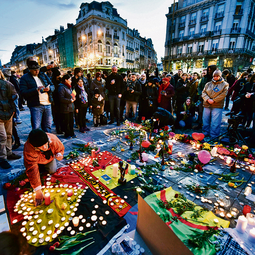 מדליקים נרות לזכר הקורבנות, אמש בכיכר פלאס דה לה בורג' בבריסל | צילום: אי־פי