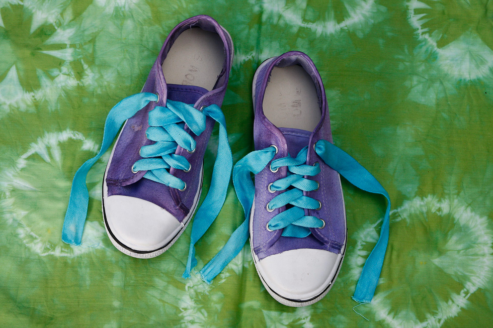 נעלי בד שנטבלו בדלי של צבע (צילום: אירית זילברמן)