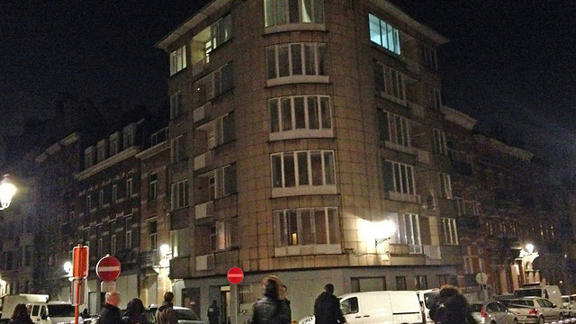 בניין הדירות שבו הסתתרו המחבלים (צילום: AFP) (צילום: AFP)