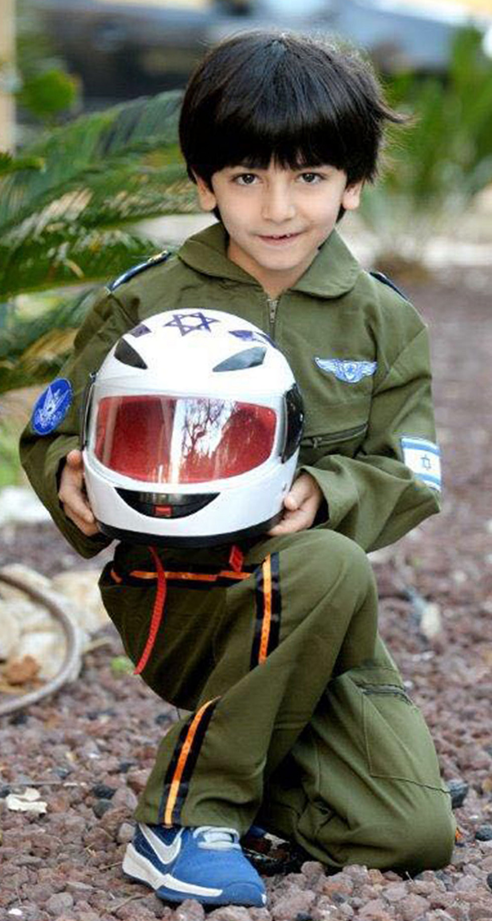 גיא קואנקס בן השבע מחולון התחפש לטייס (צילום: קובי קואנקס) (צילום: קובי קואנקס)