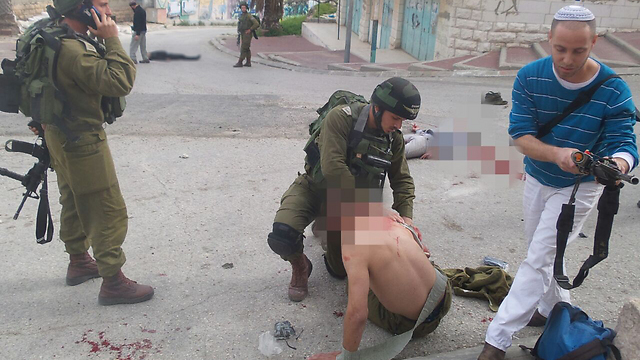 The wounded soldier being treated at the scene of the attack (Photo: TPS)