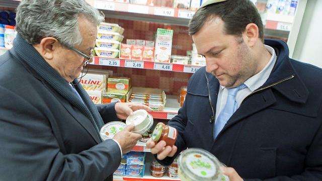 Guy and Dagan inspecting products from Samaria in French supermarket (Photo: Assaf Matarasso)