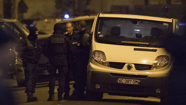 העצור השתייך לרשת טרור. כוחות משטרה בפרבר ארגנטיל בפריז (צילום: AFP) (צילום: AFP)