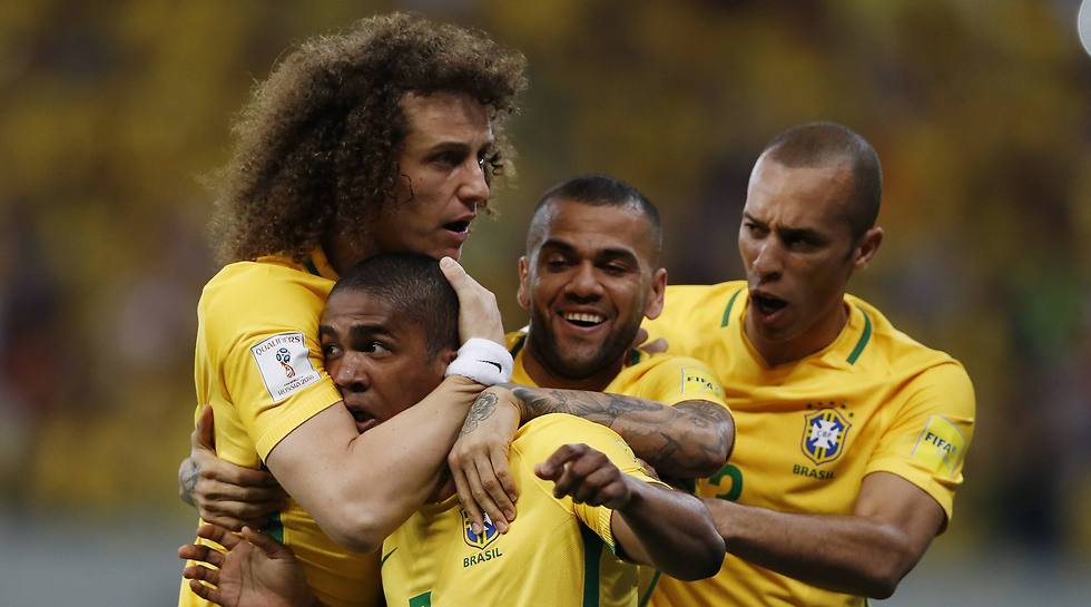 ברזיל ודאגלאס קוסטה חוגגים את הראשון (צילום: AP) (צילום: AP)