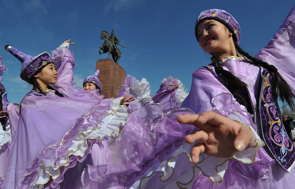 נשים קירגיזיות בלבוש מסורתי במהלך חגיגות השנה הפרסית החדשה, "נורוז", בעיר הבירה בישקק (צילום: AFP) (צילום: AFP)