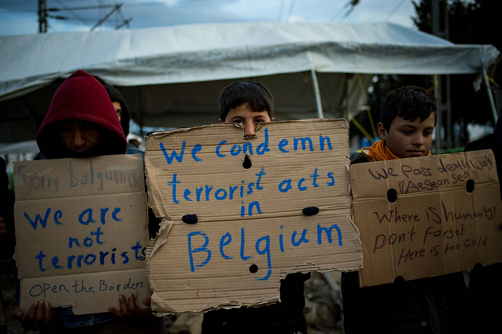 ילדים מפגינים במחנה פליטים בעיירה היוונית אידומני, הגובלת עם מקדוניה, לאחר מתקפת הטרור בבריסל (צילום: AFP) (צילום: AFP)