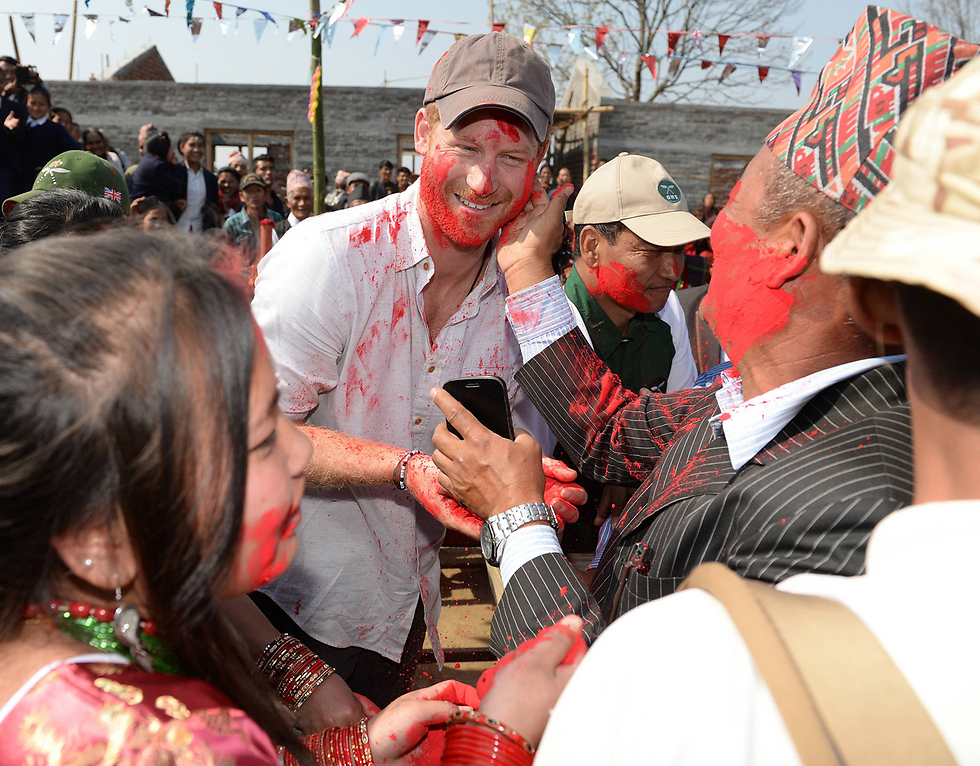 הנסיך הבריטי הארי השתתף בחגיגות פסטיבל ההולי במהלך ביקורו בלאוראני, נפאל (צילום: gettyimages) (צילום: gettyimages)