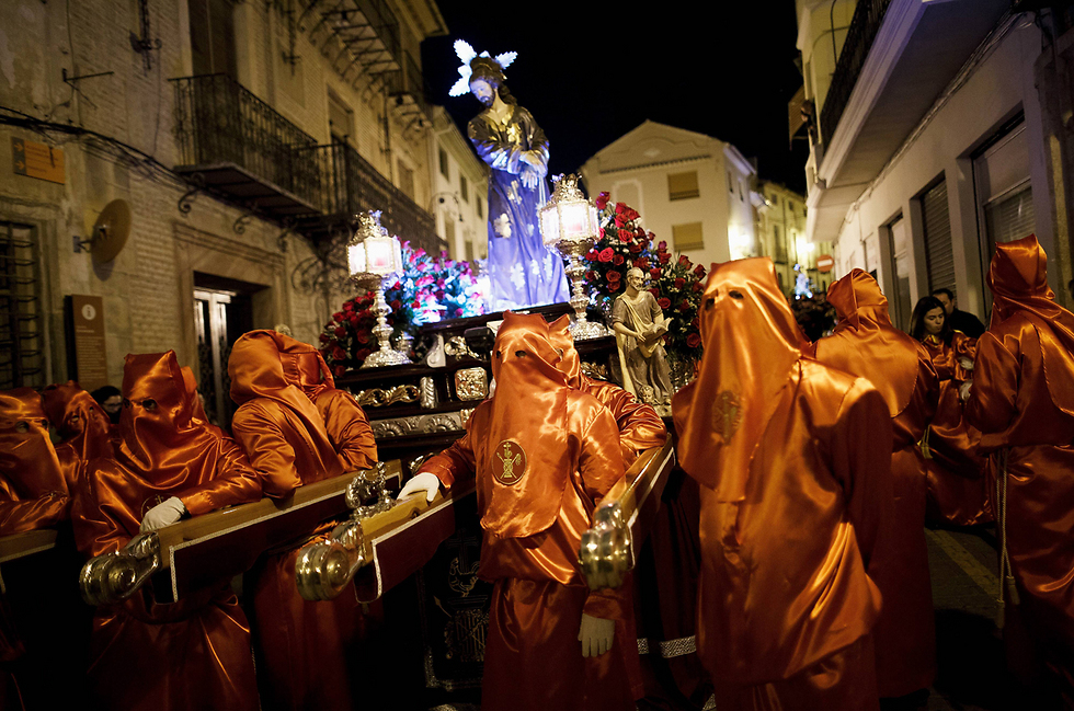 בעולם הנוצרי נערכים לחגיגות חג הפסחא: במחוז מורסיה שבספרד ערכו תהלוכה עם דמותו של ישו (צילום: gettyimages) (צילום: gettyimages)