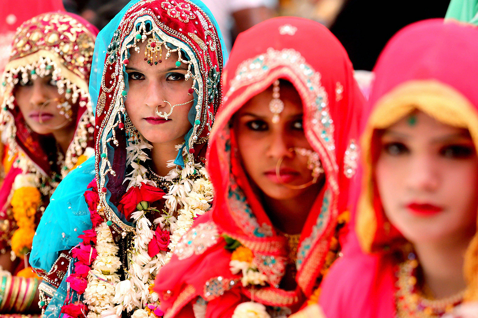 כלות מוסלמיות בחתונה המונית בעיר בופאל שבהודו (צילום: EPA) (צילום: EPA)