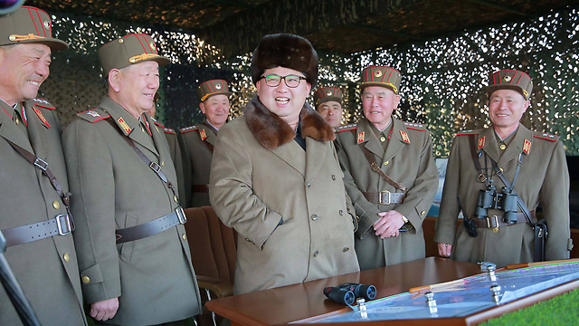 שליט צפון קוריאה, קים ג'ונג און. עובדים ממשפחות "טובות" (צילום: AFP/ KCNA) (צילום: AFP/ KCNA)