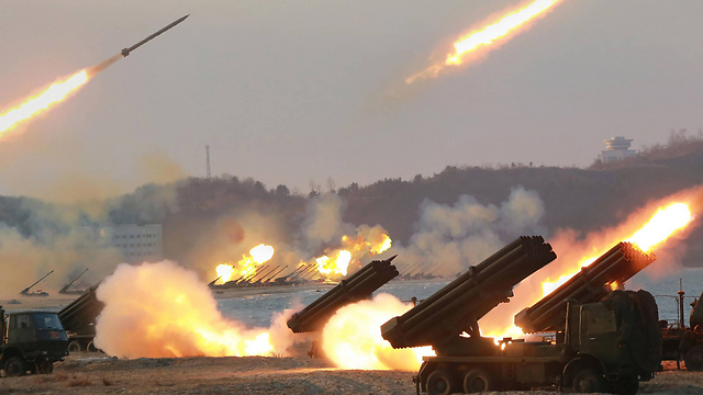 תרגיל אש של צבא צפון-קוריאה. הסנקציות דוחקות (צילום: AFP/ KCNA) (צילום: AFP/ KCNA)