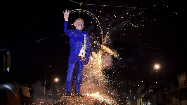 לפני הבחירות: שורפים בובה של טראמפ במכסיקו (צילום: AFP) (צילום: AFP)