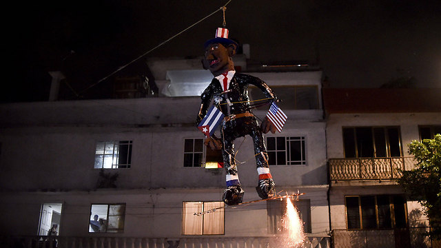 גם בובת אובמה הועלתה באש (צילום: AFP) (צילום: AFP)