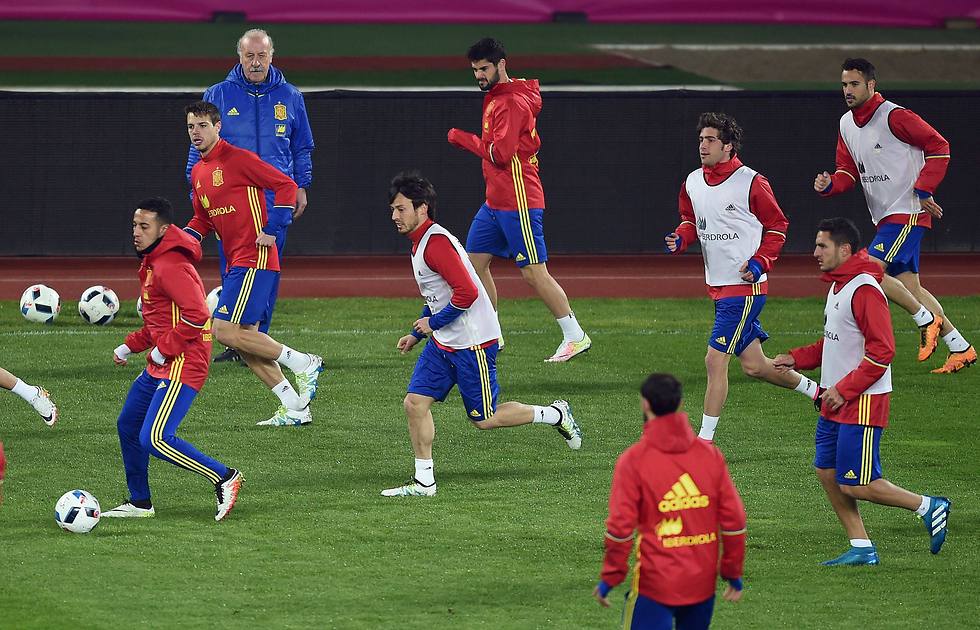 שחקני ספרד באימון לקראת המשחק נגד רומניה (צילום: AFP) (צילום: AFP)