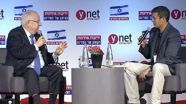 President Rivlin talking to Dr. Yoaz Hendel at the Ynet and Yedioth Ahronoth anti-BDS conference.