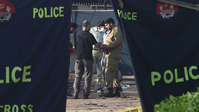 חוקרי משטרה בזירת הפיגוע (צילום: AFP) (צילום: AFP)