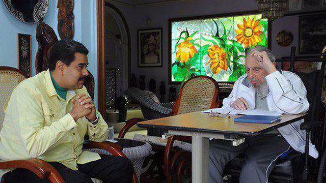 קסטרו לצד נשיא ונצואלה מדורו (צילום: EPA) (צילום: EPA)