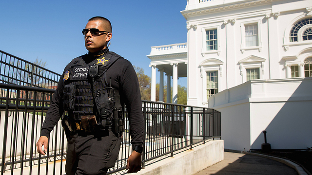 Сотрудник службы безопасности у Белого дома в Вашингтоне. Фото: AP, архив