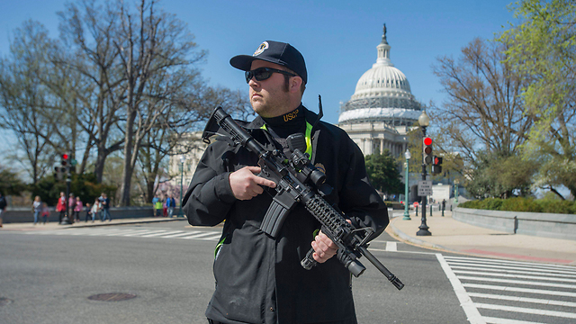 Сотрудник службы безопасности у Капитолия в Вашингтоне. Фото: EPA, архив