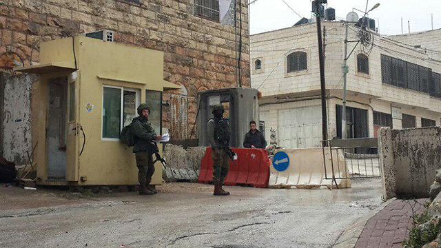 Soldiers at checkpoint in Tel Rumeida neighborhood, Photo: Yoav Zitun