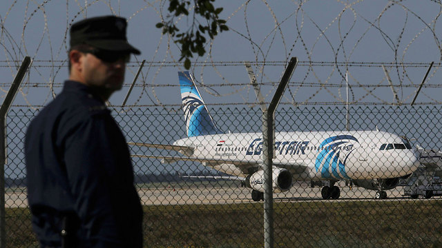 המטוס בנמל התעופה בקפריסין (צילום: רויטרס) (צילום: רויטרס)