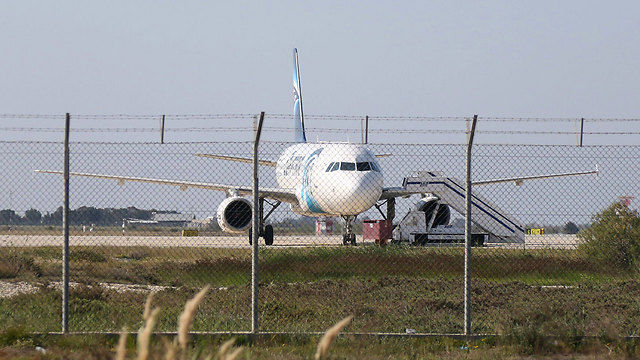 המטוס בנמל התעופה בלרנקה (צילום: AFP) (צילום: AFP)
