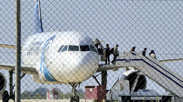 נוסעים עוזבים את המטוס במהלך המשא ומתן אתמול (צילום:רויטרס) (צילום:רויטרס)