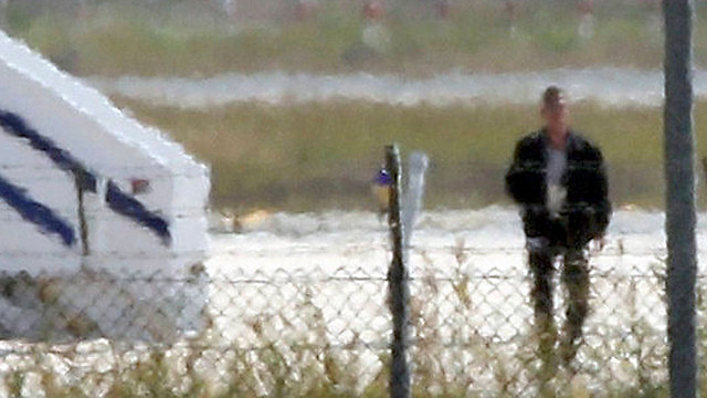 החוטף יורד מהמטוס לקראת מעצרו (צילום:רויטרס) (צילום:רויטרס)