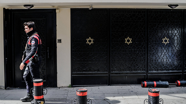 Turkish police outside synagogue in Istanbul (Photo: AFP)