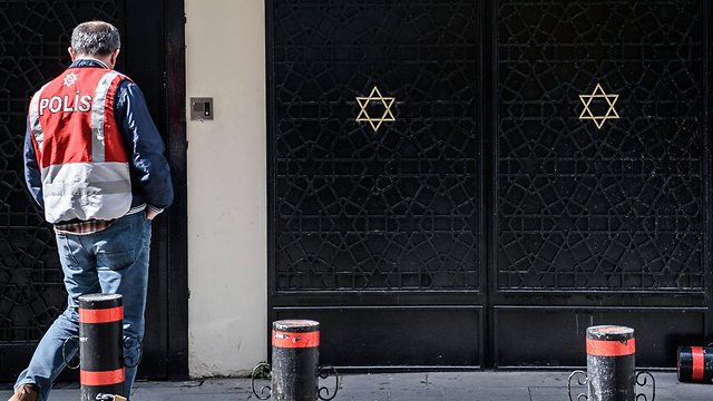 Turkish police outside synagogue in Istanbul (Photo: AFP)
