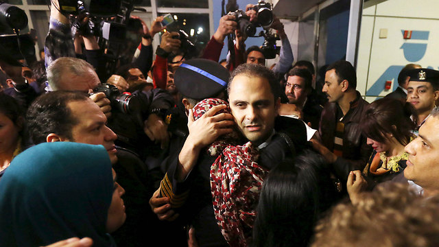 הטייס של המטוס החטוף חוזר אמש למצרים (צילום: רויטרס) (צילום: רויטרס)