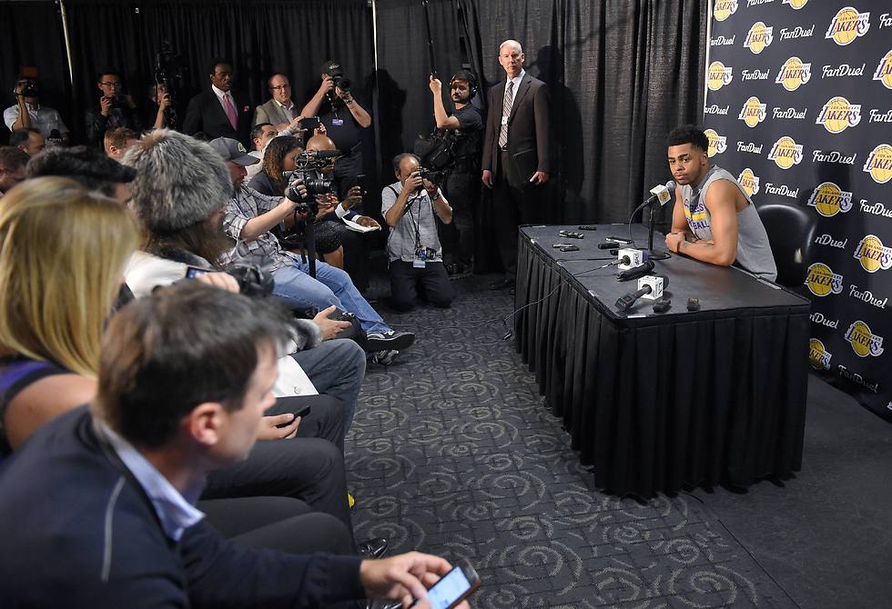 לפחות יש משהו מעניין השנה בלייקרס. ראסל במסיבת העיתונאים לפני המשחק (צילום: AP) (צילום: AP)