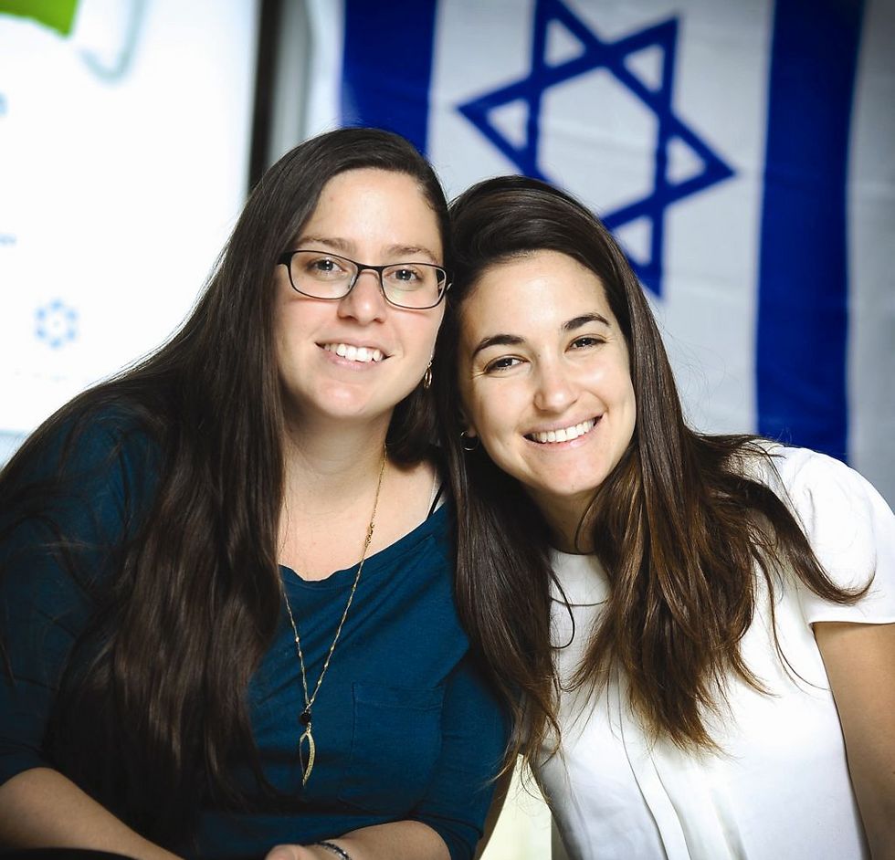 יעל יפה ואלה בוקובזה - מתעלמות מפרובוקציות (צילום: שי שמואלי)