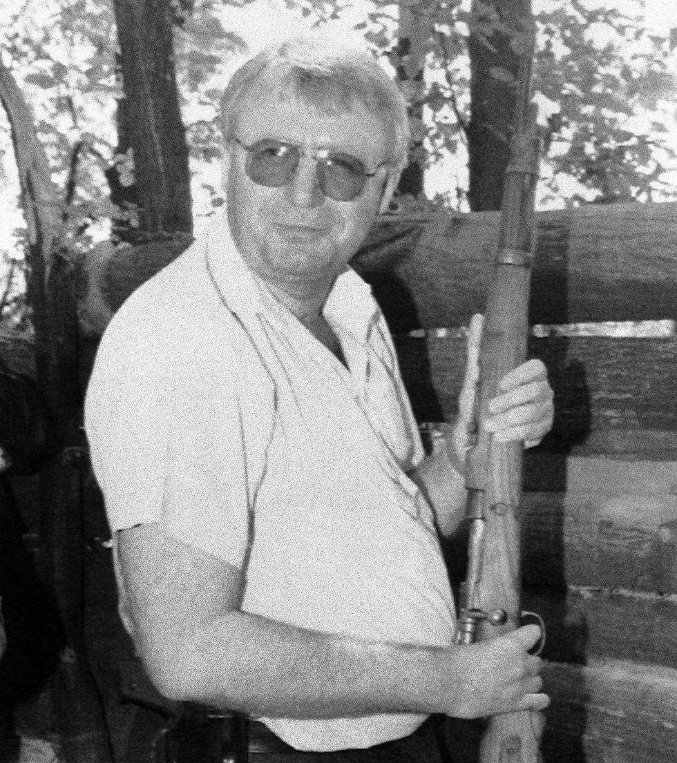עם רובה בידיו, 1994 (צילום: AP) (צילום: AP)