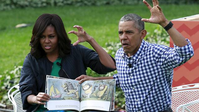 ברק ומישל אובמה מקריאים סיפור לילדים בוושינגטון (צילום: רויטרס) (צילום: רויטרס)