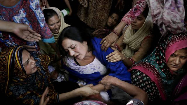 עשרות בני אדם נהרגו בפיגוע בלאהור, פקיסטן, שאותו ביצעו אנשי ארגון טרור שפרש מהטליבאן המקומי (צילום: AP) (צילום: AP)