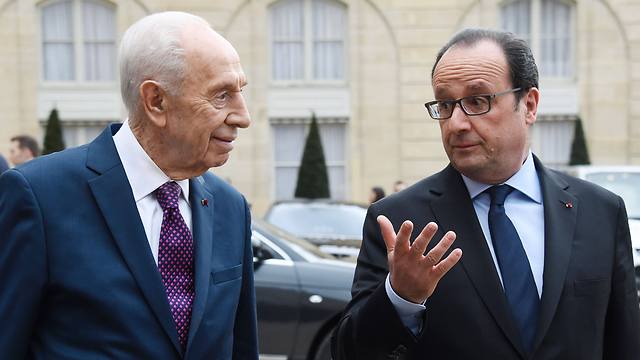 Peres and Hollande (Photo: AFP)