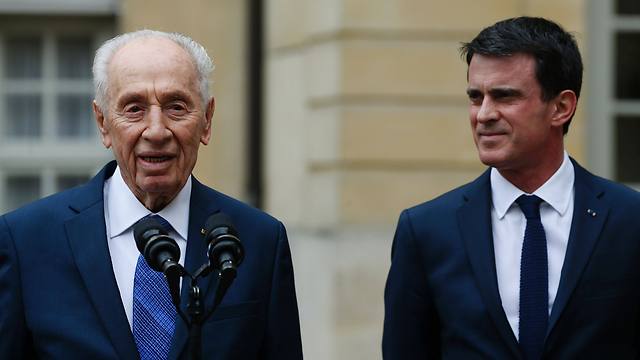 Shimon Peres meets with French Prime Minister Manuel Valls (Photo: AFP)