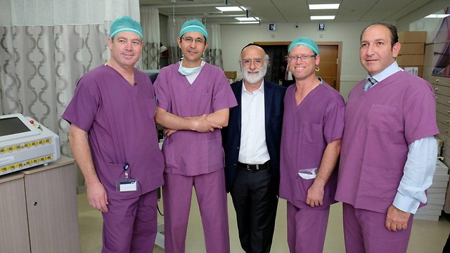 צוות המנתחים מהמרכז הרפואי רמת אביב ובעלי החברה שפיתחה את השיטה הייחודית (צילום: יריב כץ) (צילום: יריב כץ)
