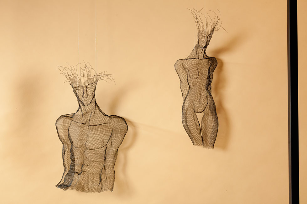 הדמויות של עופר רובין (לגלריה SAGA) עשויות רשת ברזל ומתארות גוף אנושי שפרום בקצותיו ומפוסל בקווים הלוקחים מציוריו של אגון שילה (באדיבות צבע טרי)