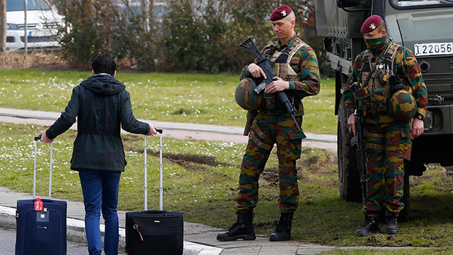 מראה לא שגרתי בנמל התעופה בבריסל. חיילים מחוץ לטרמינל (צילום: רויטרס) (צילום: רויטרס)