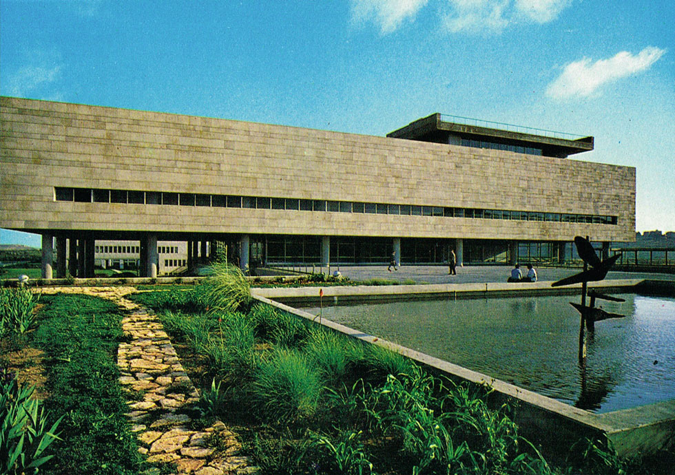  הספרייה הלאומית, בתכנון חנן הברון וזיוה ארמוני, בגבעת רם (1960). ''אנחנו אוהבים את האופי האופטימי והפתוח של הבניין הזה'', אומר הרצוג (צילום: גלוית פלפוט, ארכיון אדריכלות ישראל)
